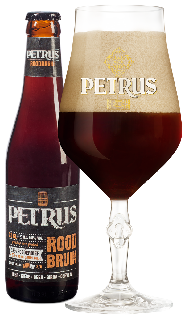 Fles Petrus Roodbruin naast een tulpglas met roodbruin bier en dikke schuimkraag